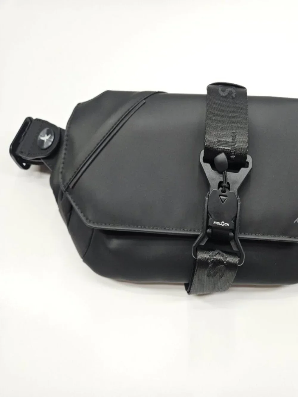 NWT Crossbody Sling Bag Black Anti-Theft RFID Water Resistant 1.3L with FIDLOCK